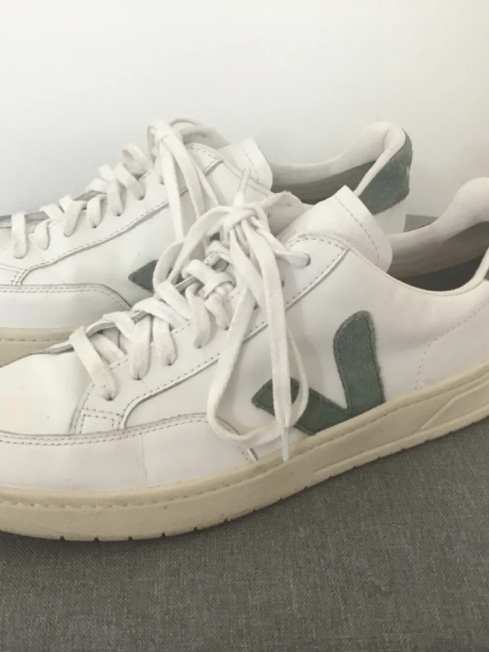 Veja V 12 White vegan leather with green trim size 11